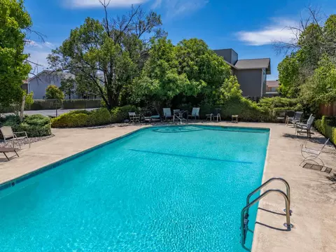 Exterior - 948 Jamieson Ct, Redding, CA 96003 photo 7 of 8
