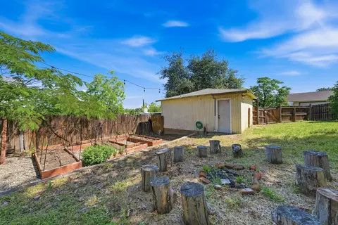 Exterior - 1523 Olive Ave, Redding, CA 96001 photo 7 of 12