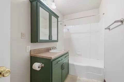 Bath - 1523 Olive Ave, Redding, CA 96001 photo 1 of 3