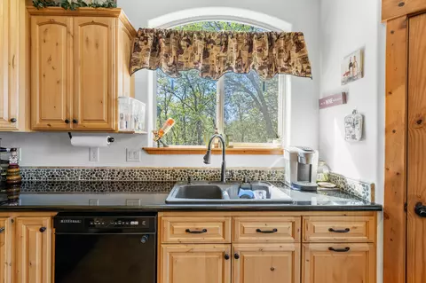 Kitchen - 15920 El Camino Robles Rd, Redding, CA 96001 photo 3 of 5