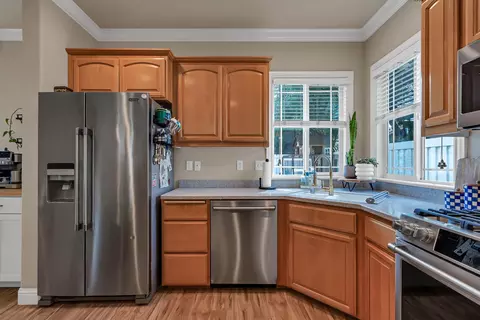 Kitchen - 3547 Laramie St, Redding, CA 96002 photo 3 of 4