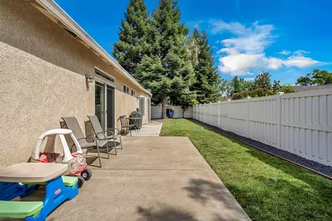Exterior - 3547 Laramie St, Redding, CA 96002 photo 4 of 8
