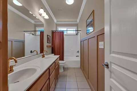 Bath - 3547 Laramie St, Redding, CA 96002 photo 3 of 4