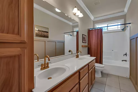 Bath - 3547 Laramie St, Redding, CA 96002 photo 2 of 4