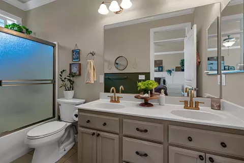 Bath - 3547 Laramie St, Redding, CA 96002 photo 1 of 4