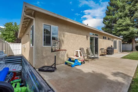 Exterior - 3547 Laramie St, Redding, CA 96002 photo 5 of 8