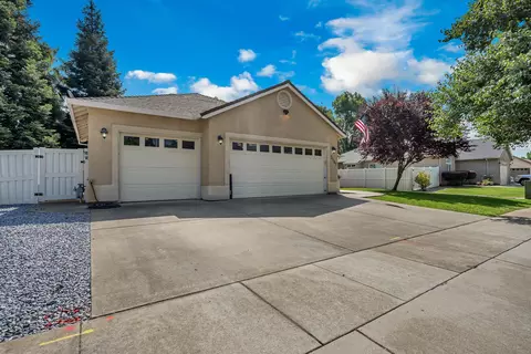 Exterior - 3547 Laramie St, Redding, CA 96002 photo 3 of 8