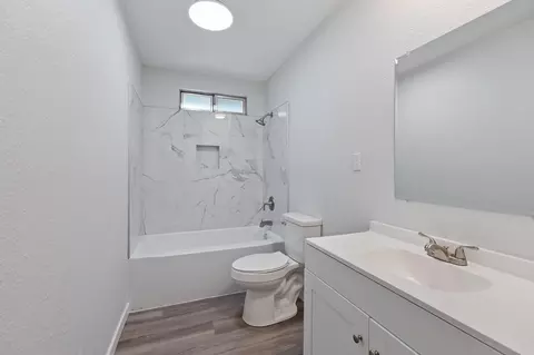 Bath - 15084 Early Dawn Ln, Redding, CA 96003 photo 2 of 2