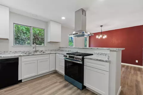 Kitchen - 15084 Early Dawn Ln, Redding, CA 96003 photo 3 of 4