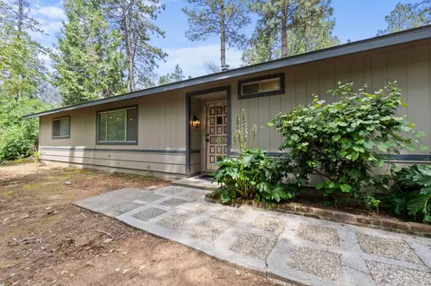 15084 Early Dawn Ln, Redding, CA 96003