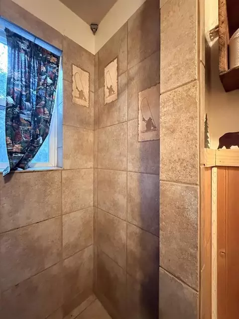 Bath - 32 Esther Warren Rd, Etna, CA 96027 photo 2 of 2