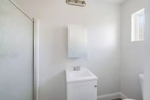 Bath - 2215 Oxford Rd, Redding, CA 96002 photo 2 of 2