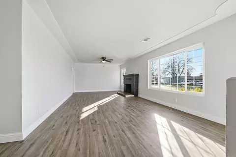 Living - 2215 Oxford Rd, Redding, CA 96002 photo 4 of 5