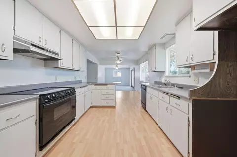Kitchen - 15695 Johnson Rd, Red Bluff, CA 96080 photo 2 of 4