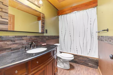 Bath - 9891 Harley Leighton Rd, Redding, CA 96003 photo 2 of 2