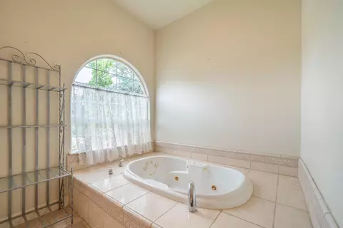 Bath - 12921 Gas Point Rd, Igo, CA 96047 photo 3 of 5