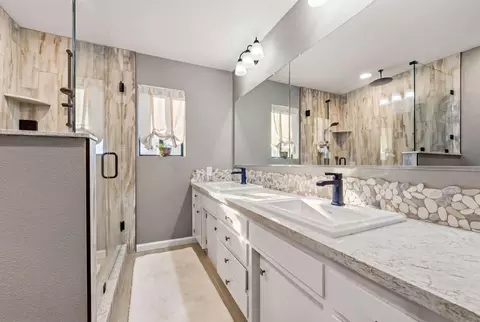 Bath - 6905 Scotview Ln, Anderson, CA 96007 photo 1 of 4