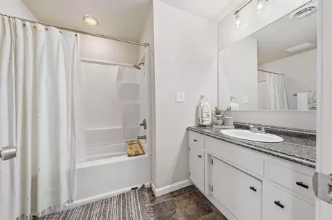 Bath - 6905 Scotview Ln, Anderson, CA 96007 photo 3 of 4
