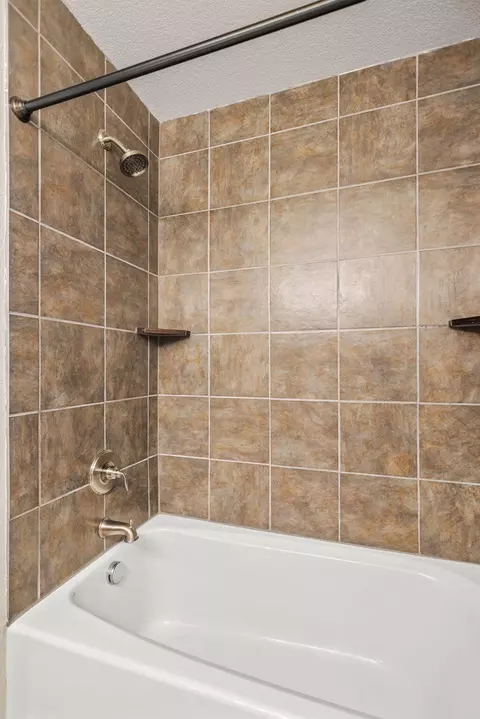 Bath - 1996 Mary Lake Dr, Redding, CA 96001 photo 6 of 7