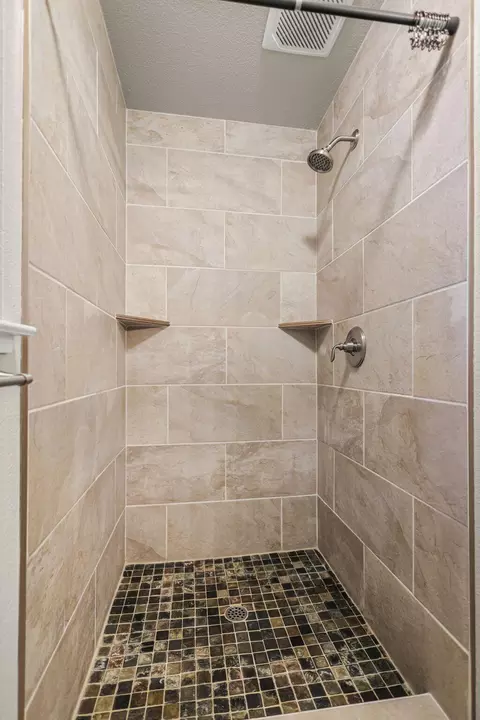Bath - 1996 Mary Lake Dr, Redding, CA 96001 photo 1 of 7