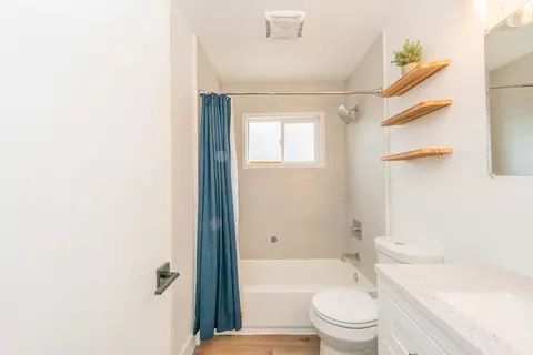 Bath - 1210 C St, Redding, CA 96002 photo 1 of 2