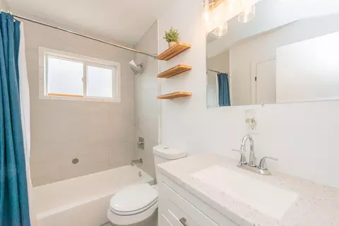 Bath - 1210 C St, Redding, CA 96002 photo 2 of 2