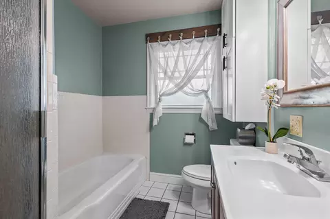 Bath - 2565 North St, Redding, CA 96001 photo 1 of 2