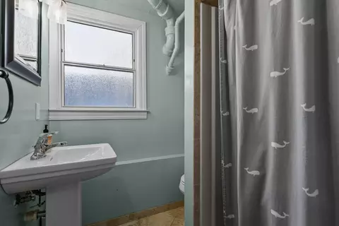 Bath - 2565 North St, Redding, CA 96001 photo 2 of 2