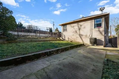 Exterior - 2565 North St, Redding, CA 96001 photo 7 of 8