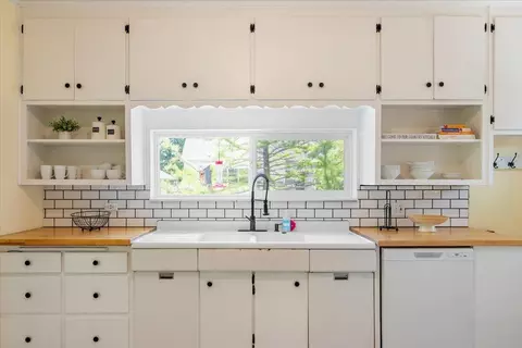 Kitchen - 4301 Cedar St, Dunsmuir, CA 96025 photo 1 of 2