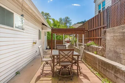 Exterior - 4301 Cedar St, Dunsmuir, CA 96025 photo 4 of 7