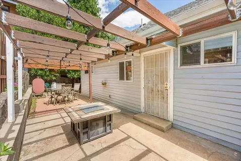 Exterior - 4301 Cedar St, Dunsmuir, CA 96025 photo 2 of 7