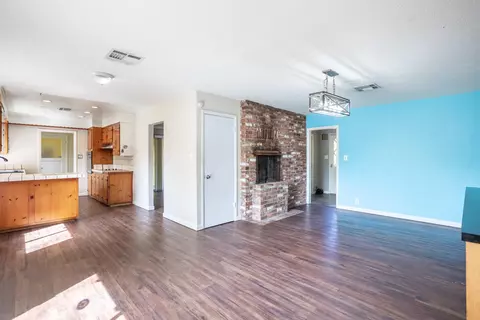 Living - 2993 Sacramento Dr, Redding, CA 96001 photo 2 of 3