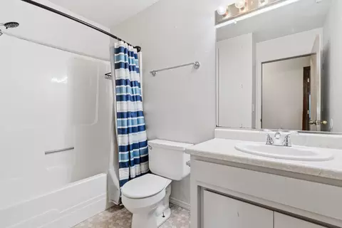Bath - 10618 Old Oregon Trl, Redding, CA 96003 photo 1 of 3