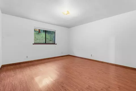 Bedroom - 10618 Old Oregon Trl, Redding, CA 96003 photo 4 of 5