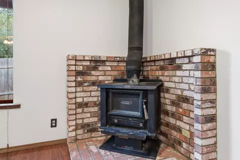 Living - 10618 Old Oregon Trl, Redding, CA 96003 photo 3 of 4