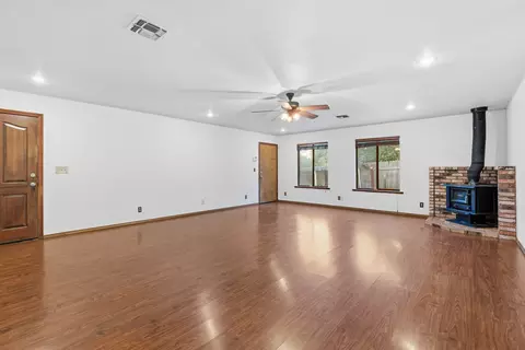 Living - 10618 Old Oregon Trl, Redding, CA 96003 photo 4 of 4