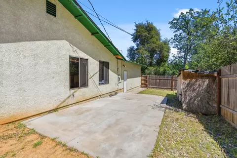 Exterior - 10618 Old Oregon Trl, Redding, CA 96003 photo 13 of 16