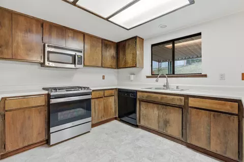 Kitchen - 10618 Old Oregon Trl, Redding, CA 96003 photo 2 of 4