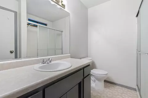 Bath - 10618 Old Oregon Trl, Redding, CA 96003 photo 2 of 3
