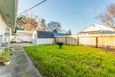 Exterior - 406 S Jackson St, Red Bluff, CA 96080 photo 3 of 10
