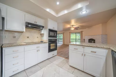 Kitchen - 1988 Mary Lake Dr, Redding, CA 96001 photo 4 of 5