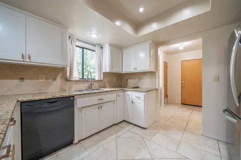 Kitchen - 1988 Mary Lake Dr, Redding, CA 96001 photo 2 of 5
