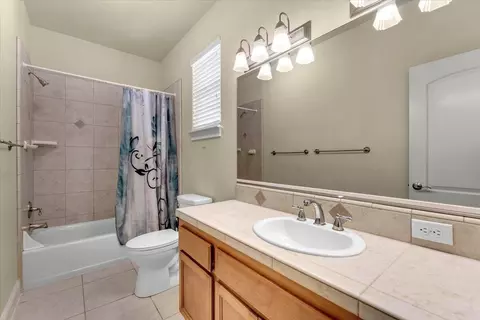Bath - 1026 Rollingview Dr, Redding, CA 96003 photo 4 of 4