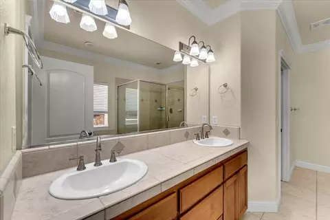 Bath - 1026 Rollingview Dr, Redding, CA 96003 photo 1 of 4