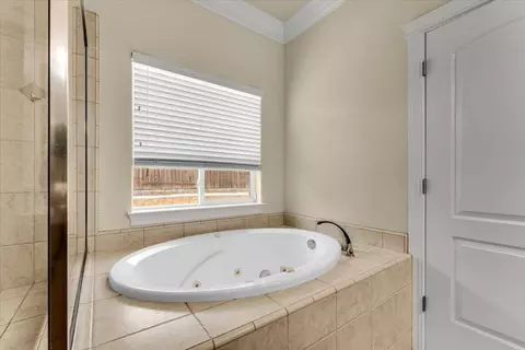 Bath - 1026 Rollingview Dr, Redding, CA 96003 photo 3 of 4