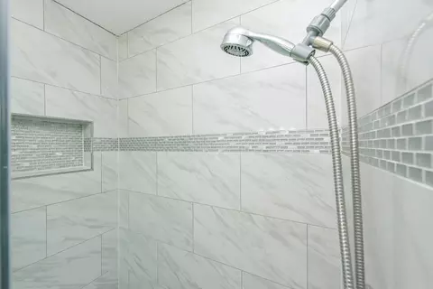 Bath - 390 Woodhill Dr, Redding, CA 96003 photo 3 of 5