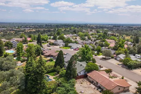 View/Area - 390 Woodhill Dr, Redding, CA 96003 photo 1 of 14