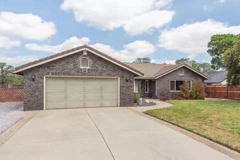 390 Woodhill Dr, Redding, CA 96003