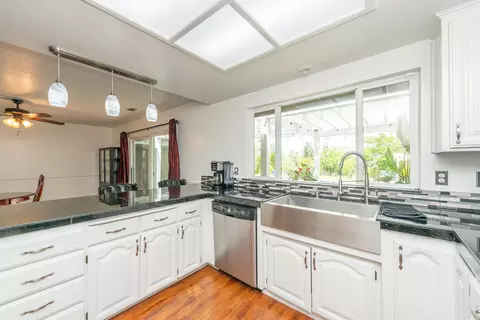 Kitchen - 390 Woodhill Dr, Redding, CA 96003 photo 4 of 7